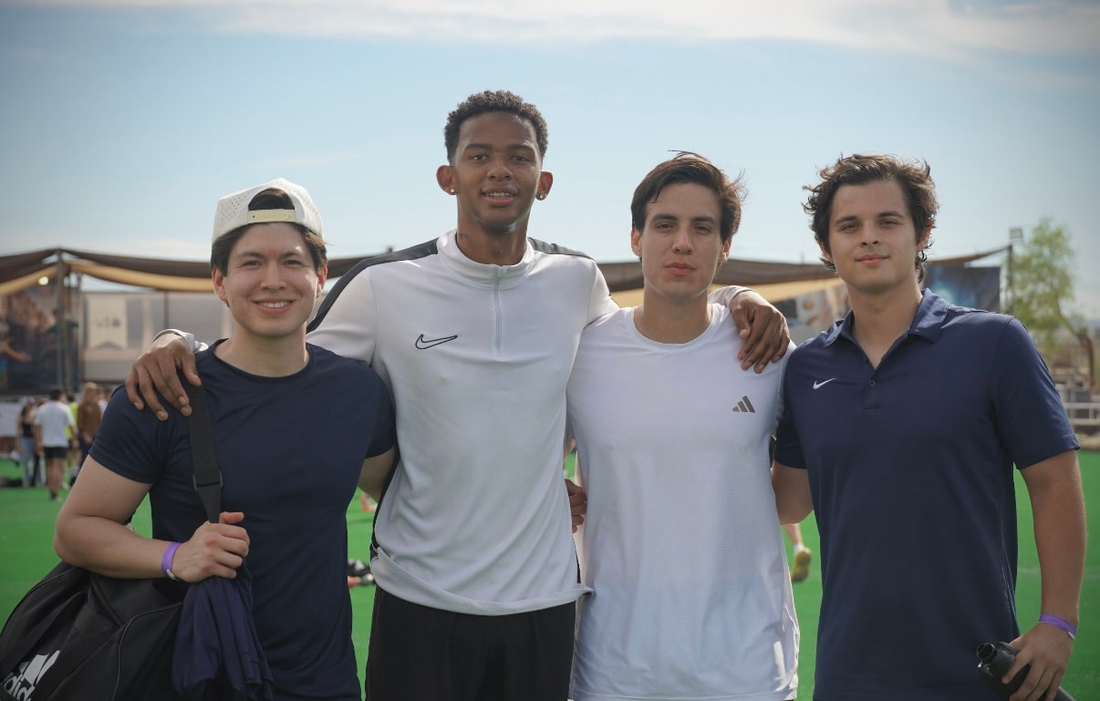 Ramses Serrano con amigos en la cancha