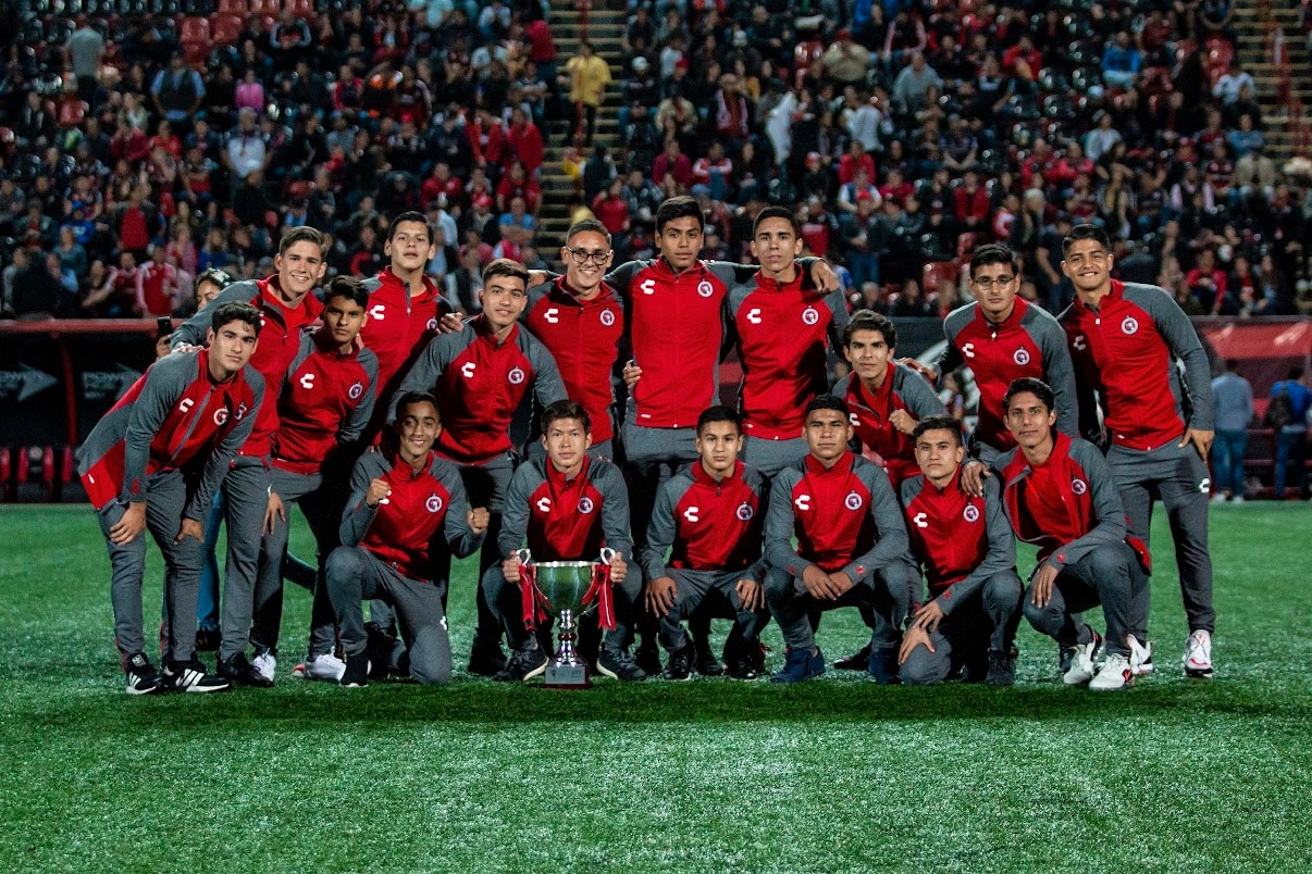 Ramses Serrano celebrando un campeonato con Xolos de Tijuana