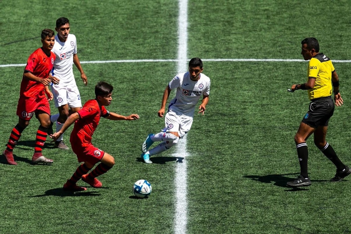 Ramses Serrano marcando a un rival de Cruz Azul